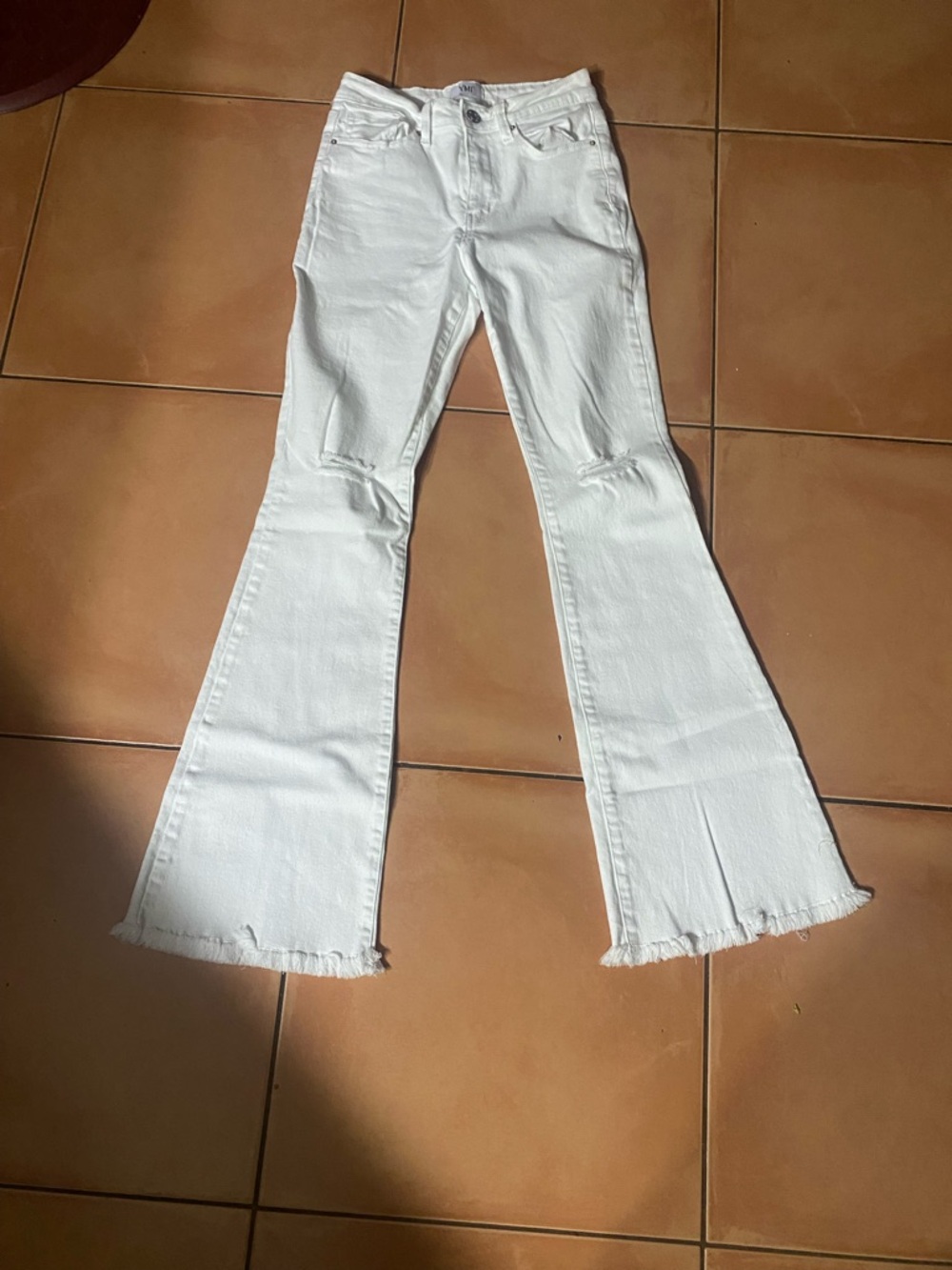YMI BELL BOTTOM WHITE JEANS. FRAYED AT THE BOTTOM. SIZE 7/28